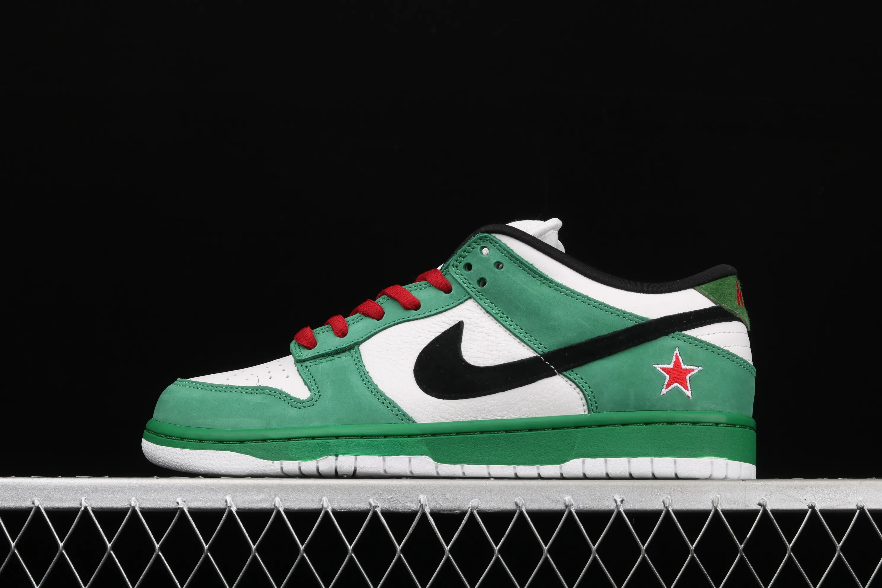 All categories Nk SB Dunk series Nk SB Dunk Low low-top sneakers J version Nk Dunk SB Low Heineken Heineken ultra-limited edition low-top sports and leisure sneakers 304292-302